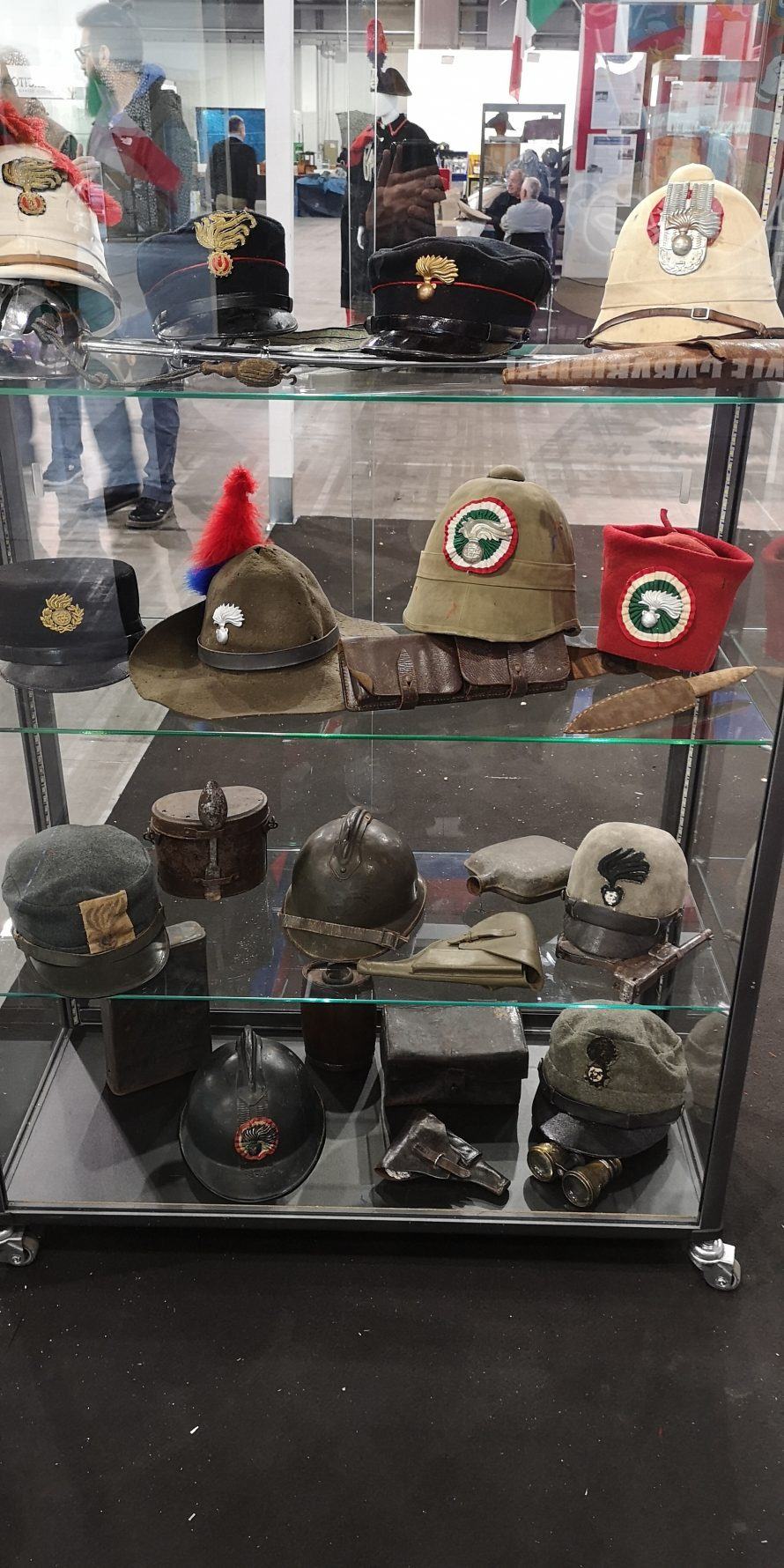 27 e 28 aprile 2019 – Carabinieri presenti alla UniformExpo di Pordenone 1 2 VetrinaCCberretti - Radioamatore Fiera 1